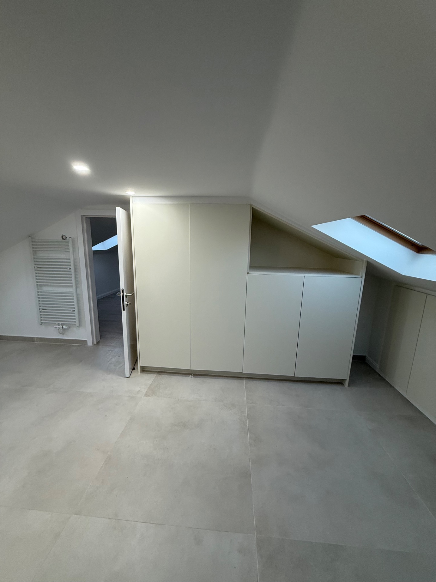 Rénovation complète de salle de bain avec pose de carrelage, installation de douche moderne, éclairage encastré et finitions professionnelle